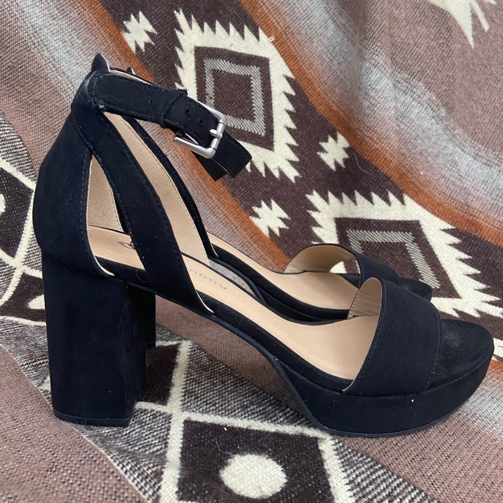 Chinese Laundry black platform heels NWOT